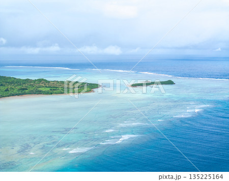 ヨナラ水道と西表島、ウ離島(沖縄県竹富町) ヨナラ水道と西表島、ウ離島(沖縄県竹富町) 135225164