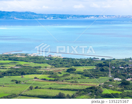 大岳展望台から見る小浜港（沖縄県小浜島） 135225167