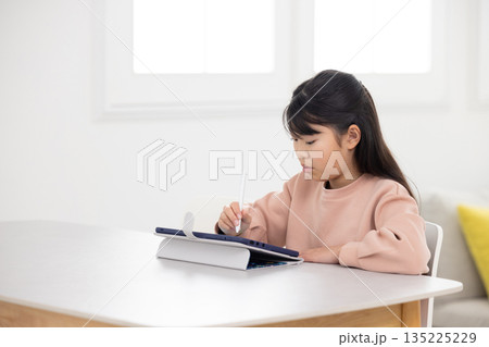 タブレットで学習する小学生の女の子 タブレットで学習する小学生の女の子 135225229