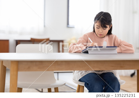 タブレットで学習する小学生の女の子 タブレットで学習する小学生の女の子 135225231