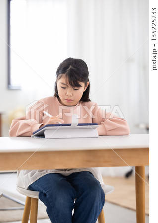 タブレットで学習する小学生の女の子 タブレットで学習する小学生の女の子 135225233