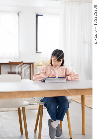 タブレットで学習する小学生の女の子 135225239