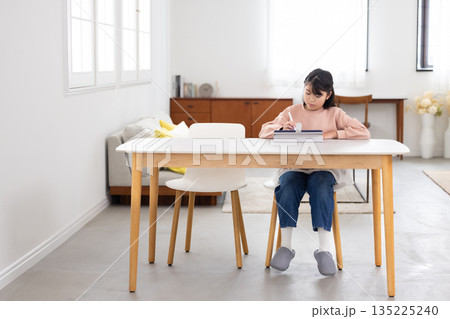 タブレットで学習する小学生の女の子 タブレットで学習する小学生の女の子 135225240