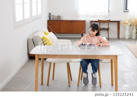 タブレットで学習する小学生の女の子 タブレットで学習する小学生の女の子 135225241