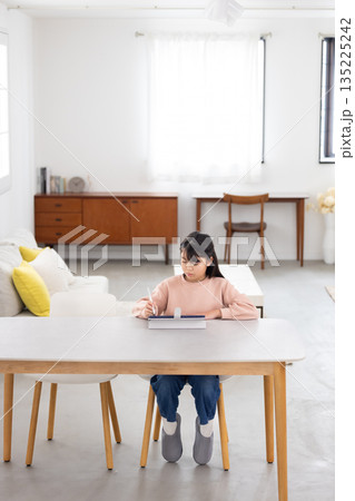 タブレットで学習する小学生の女の子 タブレットで学習する小学生の女の子 135225242