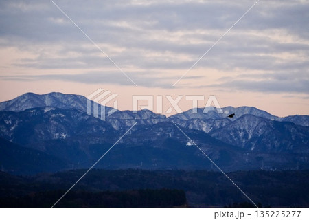 冬の夕暮れの雪を被った山 冬の夕暮れの雪を被った山 135225277