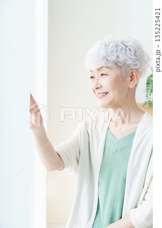窓の外を見るシニア女性 窓の外を見るシニア女性 135225421