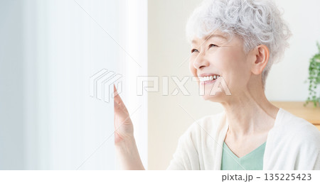 窓の外を見るシニア女性 窓の外を見るシニア女性 135225423