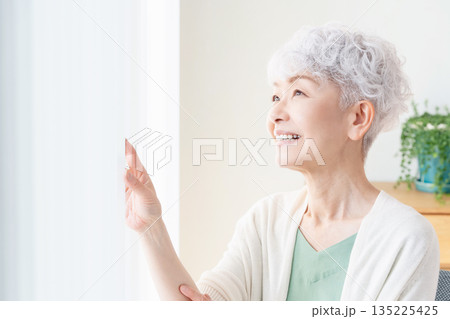 窓の外を見るシニア女性 窓の外を見るシニア女性 135225425