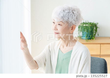 窓の外を見るシニア女性 135225527
