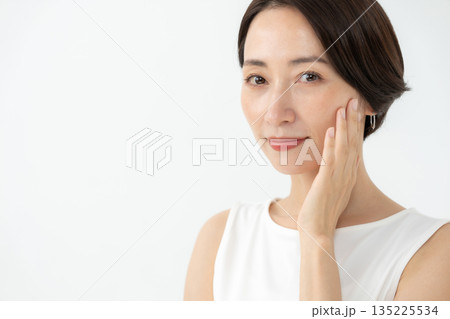 女性　スキンケア	 135225534