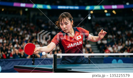 卓球の試合をする女性選手 135225579