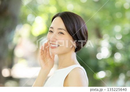女性　新緑　緑　スキンケア	 135225640
