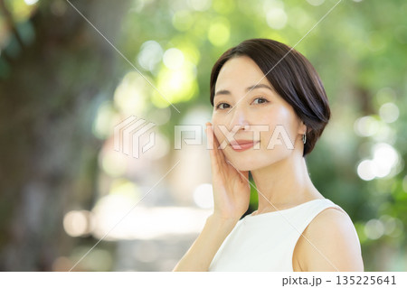 女性 新緑 緑 スキンケア 女性 新緑 緑 スキンケア 135225641