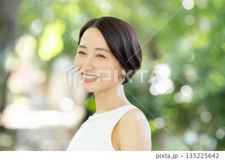 女性 新緑 緑 スキンケア 女性 新緑 緑 スキンケア 135225642