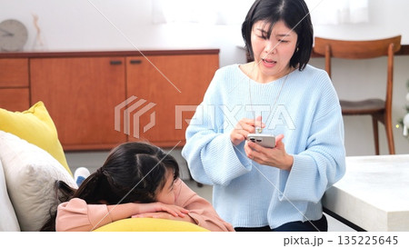 親子喧嘩 スマホ 長時間 ゲーム 勉強 イメージ 135225645