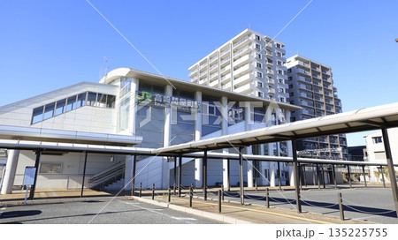 JR上越線の高崎問屋町駅、貝沢口から見た駅舎 135225755