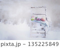 雪の中、白樺の椅子にりんご 135225849