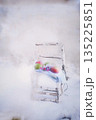 雪の中、白樺の椅子にりんご 135225851