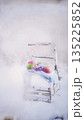 雪の中、白樺の椅子にりんご 135225852
