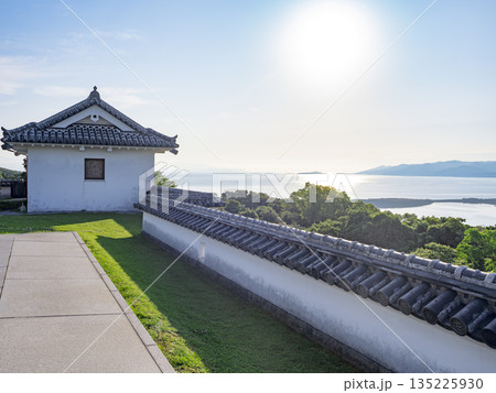 快晴の朝の富岡城　（高麗門付近から下櫓と海を見る） 135225930