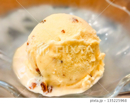 ラムレーズンのアイスクリーム 135225968