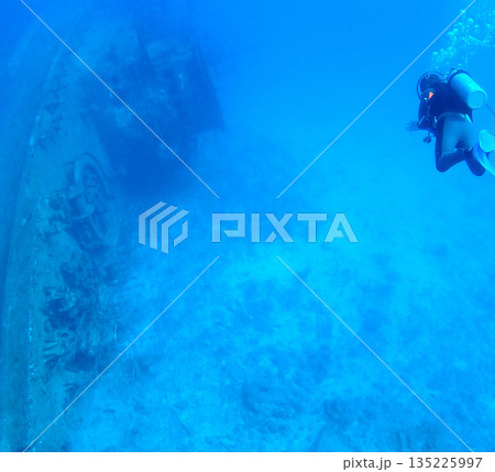 沈船の中を進むダイバー 135225997