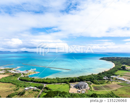 トゥマールビーチと小浜港(沖縄県小浜島) トゥマールビーチと小浜港(沖縄県小浜島) 135226068