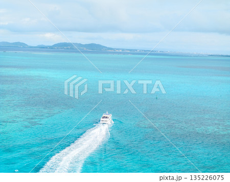 石垣島に向かう高速船(沖縄県竹富町) 石垣島に向かう高速船(沖縄県竹富町) 135226075