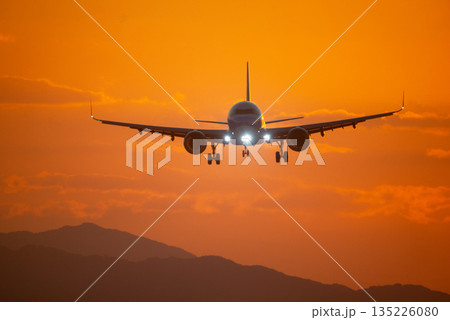 夕暮れに着陸する旅客機 夕暮れに着陸する旅客機 135226080