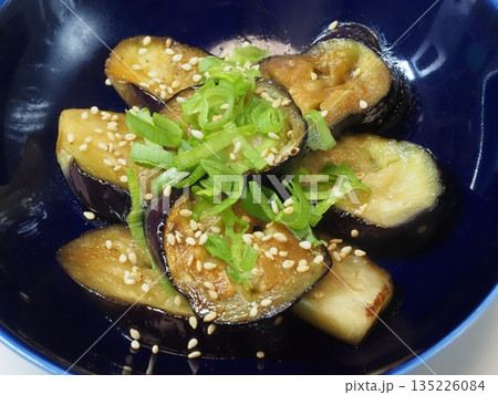 ナスの煮びたし、妻の手作り家庭料理、家庭で楽しむ夕ご飯、幸せ家族 135226084
