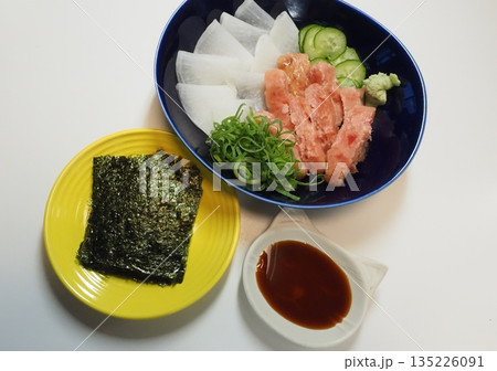ねぎとろ海苔添え、妻の手作り家庭料理、家庭で楽しむ夕ご飯、幸せ家族 135226091