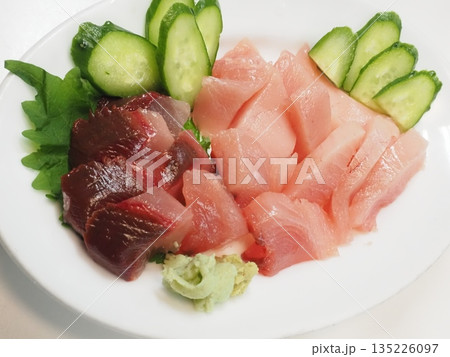 よこわお刺身、妻の手作り家庭料理、家庭で楽しむ夕ご飯、幸せ家族 135226097