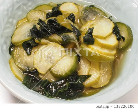 わかめの酢の物、妻の手作り家庭料理、家庭で楽しむ夕ご飯、幸せ家族 わかめの酢の物、妻の手作り家庭料理、家庭で楽しむ夕ご飯、幸せ家族 135226100