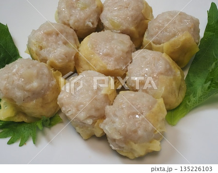 たまごシュウマイ、妻の手作り家庭料理、家庭で楽しむ夕ご飯、幸せ家族 135226103