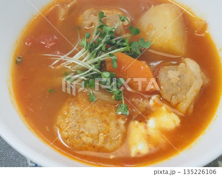 トマトシチュー、妻の手作り家庭料理、家庭で楽しむ夕ご飯、幸せ家族 135226106