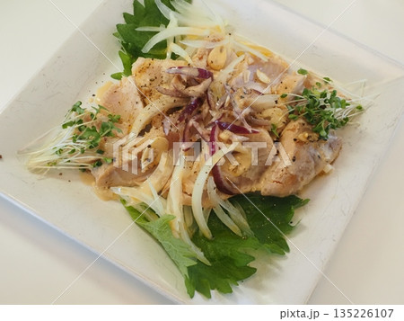 ビンナガマグロのカルパッチョ、妻の手作り家庭料理、家庭で楽しむ夕ご飯、幸せ家族 ビンナガマグロのカルパッチョ、妻の手作り家庭料理、家庭で楽しむ夕ご飯、幸せ家族 135226107