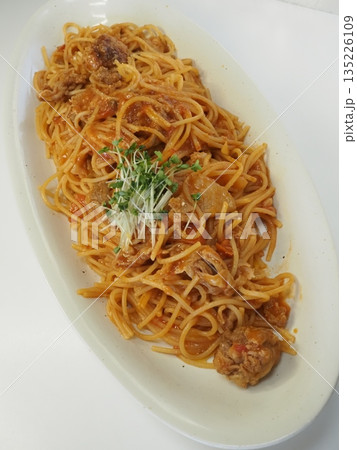 ミートボールナポリタン、妻の手作り家庭料理、家庭で楽しむ夕ご飯、幸せ家族 ミートボールナポリタン、妻の手作り家庭料理、家庭で楽しむ夕ご飯、幸せ家族 135226109