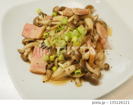きのこベーコン炒め、妻の手作り家庭料理、家庭で楽しむ夕ご飯、幸せ家族 135226121