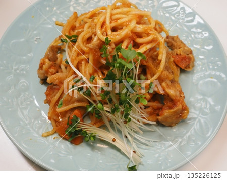 トマトのスパゲッティ、妻の手作り家庭料理、家庭で楽しむ夕ご飯、幸せ家族 135226125