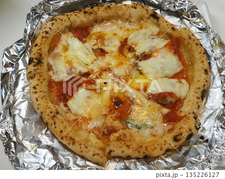 ピザマルゲリータ、妻の手作り家庭料理、家庭で楽しむ夕ご飯、幸せ家族 ピザマルゲリータ、妻の手作り家庭料理、家庭で楽しむ夕ご飯、幸せ家族 135226127