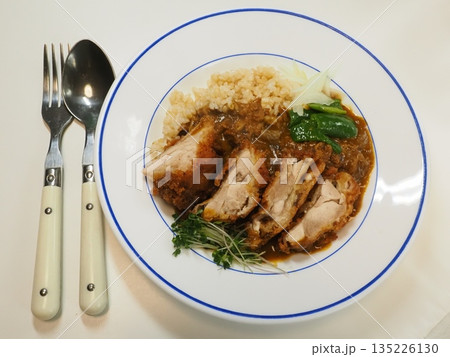 チキンカツカレー、妻の手作り家庭料理、家庭で楽しむ夕ご飯、幸せ家族 135226130