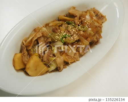 ホイコーロー、妻の手作り家庭料理、家庭で楽しむ夕ご飯、幸せ家族 ホイコーロー、妻の手作り家庭料理、家庭で楽しむ夕ご飯、幸せ家族 135226134