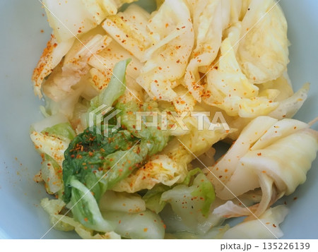 手作り白菜浅漬け、妻の手作り家庭料理、家庭で楽しむ夕ご飯、幸せ家族 手作り白菜浅漬け、妻の手作り家庭料理、家庭で楽しむ夕ご飯、幸せ家族 135226139