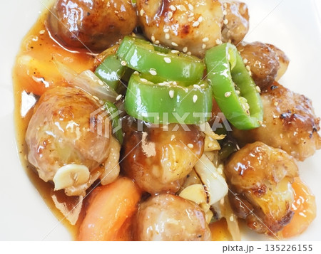 豚こま肉の酢豚、妻の手作り家庭料理、家庭で楽しむ夕ご飯、幸せ家族 135226155