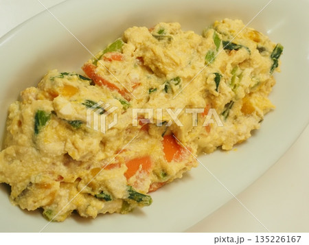 野菜たっぷり白和え、妻の手作り家庭料理、家庭で楽しむ夕ご飯、幸せ家族 野菜たっぷり白和え、妻の手作り家庭料理、家庭で楽しむ夕ご飯、幸せ家族 135226167