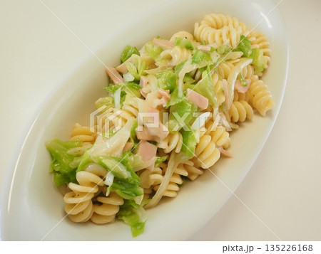 パスタサラダ、妻の手作り家庭料理、家庭で楽しむ夕ご飯、幸せ家族 135226168