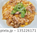 豚肉の卵とじ、妻の手作り家庭料理、家庭で楽しむ夕ご飯、幸せ家族 135226171