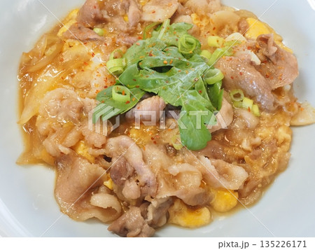 豚肉の卵とじ、妻の手作り家庭料理、家庭で楽しむ夕ご飯、幸せ家族 豚肉の卵とじ、妻の手作り家庭料理、家庭で楽しむ夕ご飯、幸せ家族 135226171