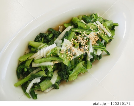 大根と春菊のお浸し、妻の手作り家庭料理、家庭で楽しむ夕ご飯、幸せ家族 大根と春菊のお浸し、妻の手作り家庭料理、家庭で楽しむ夕ご飯、幸せ家族 135226172